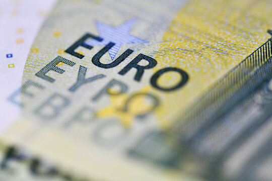 Euro Schriftzug auf einem 100 Euro Geldschein.