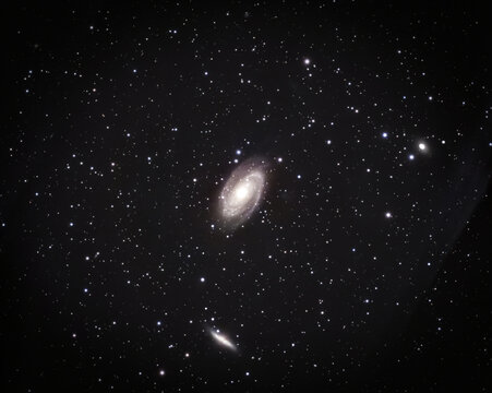 Die Bodes Galaxie (M81) und die Zigarrengalaxie (M82) am Nachthimmel