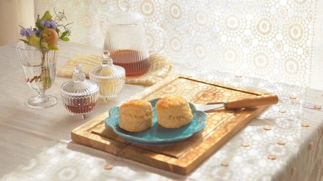 ティーカップの紅茶を飲む女性の手元