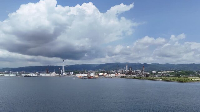 山口県周南市にある周南コンビナートを撮影しました。
瀬戸内海沿いに広がる、日本有数の石油・化学工場群が生む壮大な産業景観。