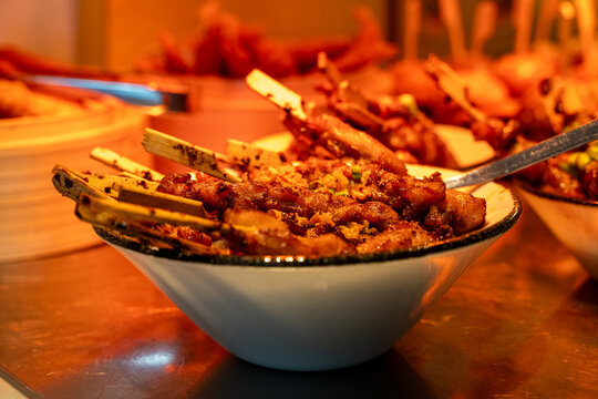 Vue d&rsquo;un bol contenant des brochettes de viande grill&eacute;e, mettant en valeur un plat savoureux et convivial aux textures app&eacute;tissantes.