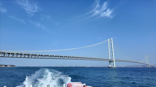 淡路島へ向かう高速船から見る明石海峡大橋