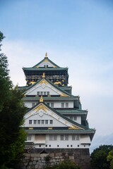 Obraz premium Osaka castle historic japanese landmark with green tiled roofs and gold ornamentation