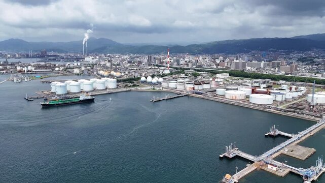 山口県周南市にある周南コンビナートを撮影しました。
瀬戸内海沿いに広がる、日本有数の石油・化学工場群が生む壮大な産業景観。