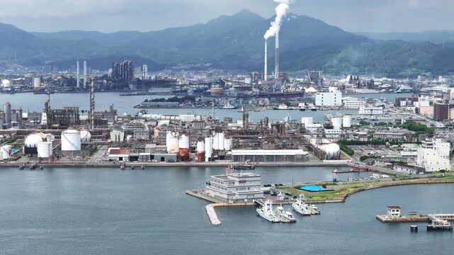 山口県周南市にある周南コンビナートを撮影しました。
瀬戸内海沿いに広がる、日本有数の石油・化学工場群が生む壮大な産業景観。
