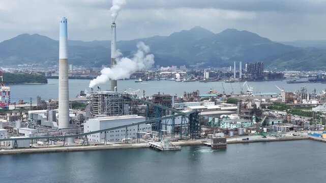 山口県周南市にある周南コンビナートを撮影しました。
瀬戸内海沿いに広がる、日本有数の石油・化学工場群が生む壮大な産業景観。