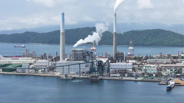 山口県周南市にある周南コンビナートを撮影しました。
瀬戸内海沿いに広がる、日本有数の石油・化学工場群が生む壮大な産業景観。