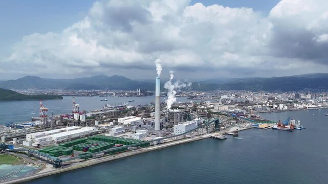 山口県周南市にある周南コンビナートを撮影しました。
瀬戸内海沿いに広がる、日本有数の石油・化学工場群が生む壮大な産業景観。