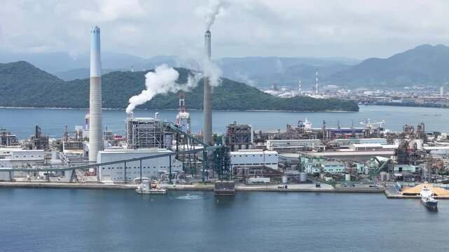 山口県周南市にある周南コンビナートを撮影しました。
瀬戸内海沿いに広がる、日本有数の石油・化学工場群が生む壮大な産業景観。