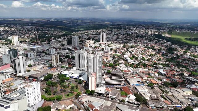 V&iacute;deo a&eacute;reo do centro da cidade de Apucarana, no Paran&aacute;! Lago Jaboti, Centro, Catedral. 