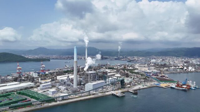 山口県周南市にある周南コンビナートを撮影しました。
瀬戸内海沿いに広がる、日本有数の石油・化学工場群が生む壮大な産業景観。