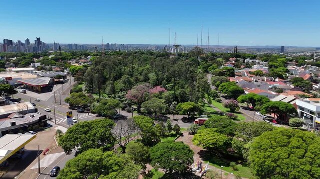 Pra&ccedil;a Rotary Internacional e Bosque Das Grev&iacute;leas em Maring&aacute;, com o centro da cidade ao fundo! Uma imagem a&eacute;rea! 