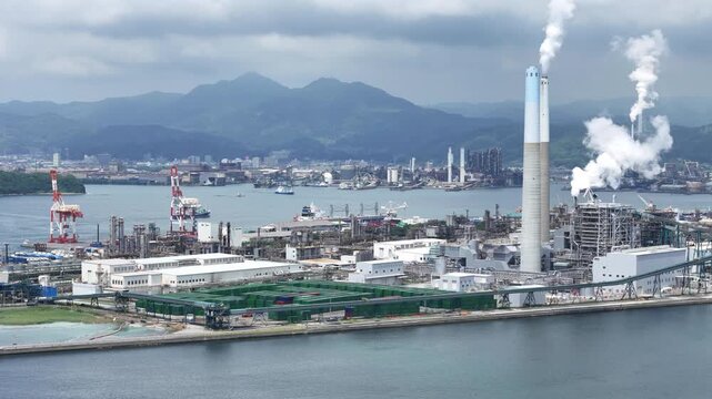 山口県周南市にある周南コンビナートを撮影しました。
瀬戸内海沿いに広がる、日本有数の石油・化学工場群が生む壮大な産業景観。