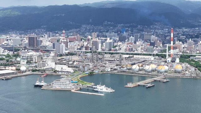 山口県周南市にある周南コンビナートを撮影しました。
瀬戸内海沿いに広がる、日本有数の石油・化学工場群が生む壮大な産業景観。