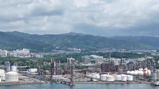 山口県周南市にある周南コンビナートを撮影しました。
瀬戸内海沿いに広がる、日本有数の石油・化学工場群が生む壮大な産業景観。