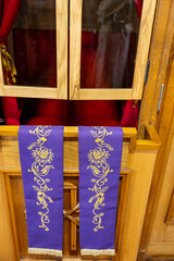 Konfesjonał w kościele katolickim do spowiedzi świętej. Kościół. © FotoDax