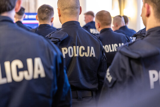 Grupa policjant&oacute;w w mundurach widok z tyłu