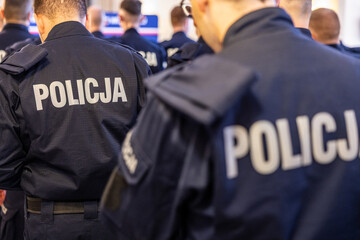 Grupa policjantów w mundurach widok z tyłu © FotoDax