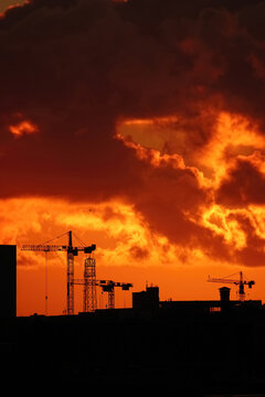 Baukr&auml;ne bei Sonnenuntergang in Potsdam