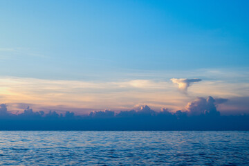 Obraz premium Minimalist seascape of the Pacific Ocean off Lanyu, Taiwan - Beautiful gradient sky and clouds over the horizon.