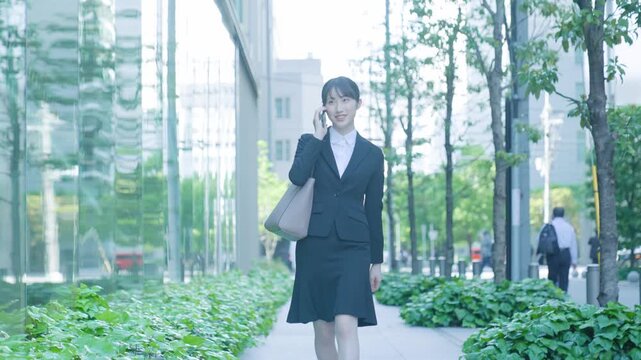 スーツを着て電話をする女性