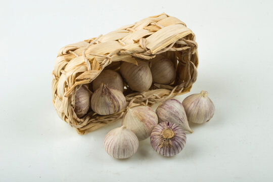 Frischer Knoblauch in einem K&ouml;rbchen