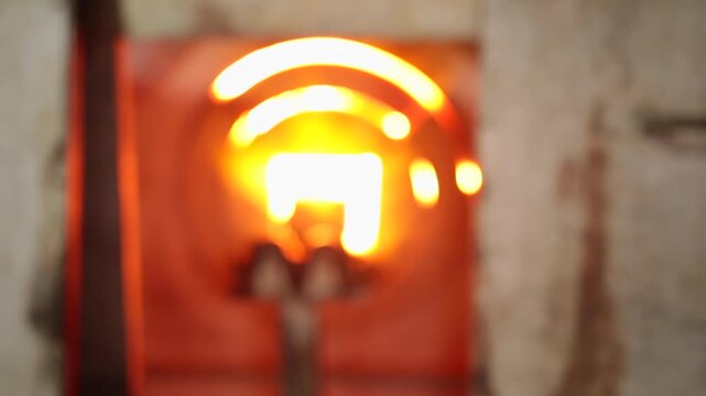 琉球ガラス工房内の成形窯（テッポウ）と燃え盛る炎