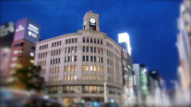 銀座・和光ビルと夕景から夜景へ変化する空、雑踏風景