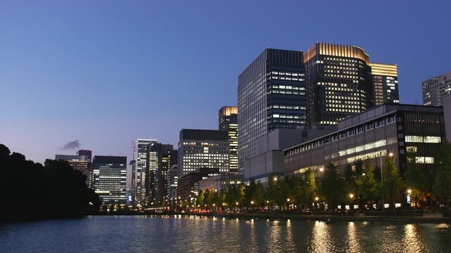 内堀通りからのぞむ丸の内のビル群と夕空