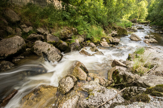 Fluss mit Felsen