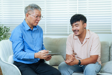 Obraz premium Asian senior therapist attentively listening to adult male client sharing mental health problem during professional counseling session inside clinic offering psychological support empathy and recovery