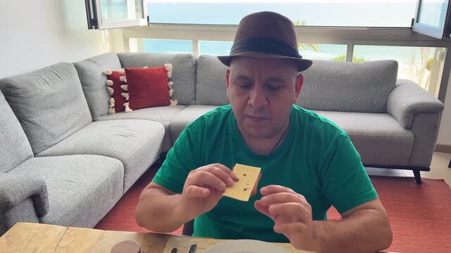 &Oacute;rbita sobre hombre comiendo tostada con queso
