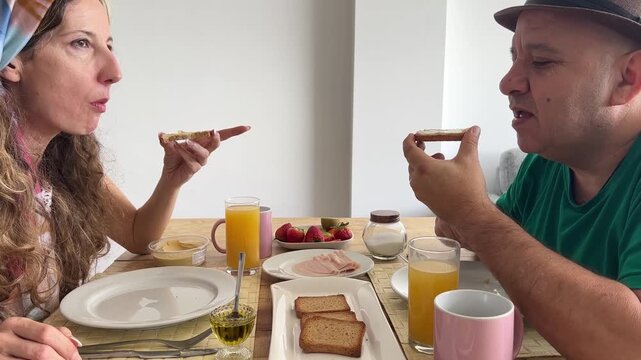 Primer plano de pareja comiendo tostada y disfrutando