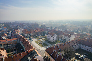 Pyskowice, miasto na Górnym Śląsku w Polsce. Rynek, panorama wczesną wiosną z lotu ptaka. © Franciszek