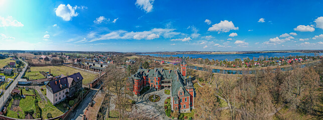 Pławniowice, wieś na Śląsku w Polsce z pięknym pałacem. Panorama z lotu ptaka, wczesną wiosną. © Franciszek