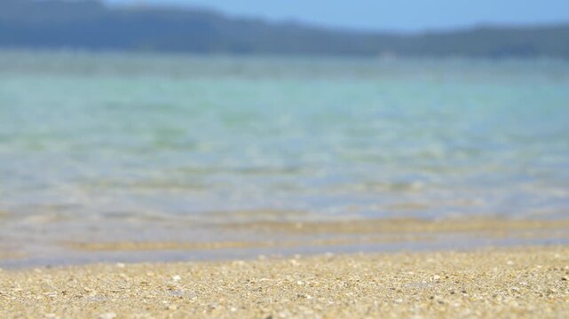 砂浜に打ち寄せる波