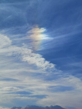 Ph&eacute;nom&egrave;ne de nuage iris&eacute; dans un ciel bleu aux nuages d&eacute;licats