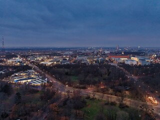 Obraz premium Leipzig, Blick auf die Stadt in der abendlichen Dämmerung