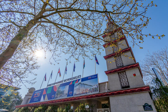 Paris, France - 19 mars 2026: Entr&eacute;e du parc des expositions de la porte de Versailles, ou Paris Expo Porte de Versailles, accueillant de nombreux salons, foires, conventions, et expositions