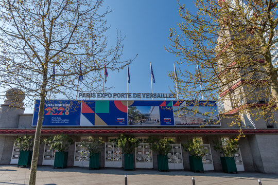 Paris, France - 19 mars 2026: Entr&eacute;e du parc des expositions de la porte de Versailles, ou Paris Expo Porte de Versailles, accueillant de nombreux salons, foires, conventions, et expositions
