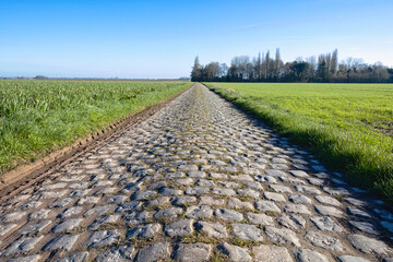 route en pavé emprunté par la course cycliste du paris Roubaix 