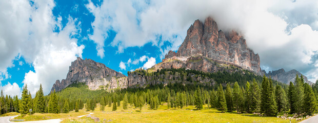 Profilo di montagne nei dintorni di cortina d'Ampezzo © careno