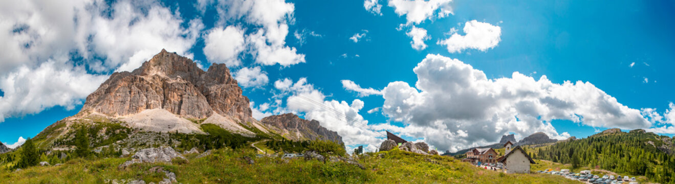 Profilo delle montagne nei dintorni di Cortina d'Ampezz0