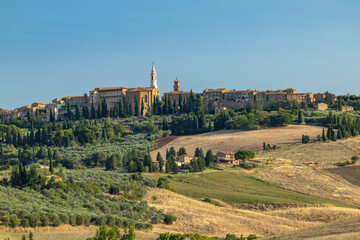 Naklejka premium Pienza town overlooking rolling hills and Tuscan landscape
