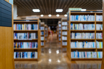 本棚が並ぶ図書館のぼけ背景イメージ