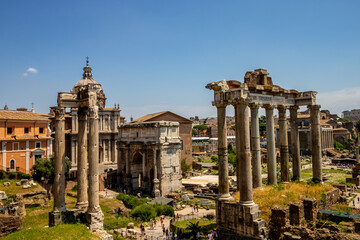 Obraz premium Ancient ruins of the Roman Forum with stone columns and historic temples in Rome Italy