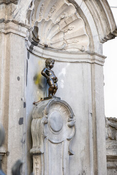 Bruselas, b&eacute;lgica; 03 08 2026 manneken pis bronze statue fountain in brussels belgium