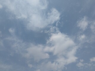 Obraz premium Clouds are visible against a blue background, indicating a partly cloudy day. 