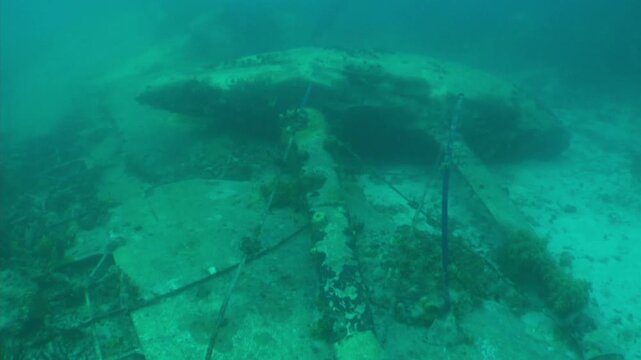 海中に沈んだ一式陸攻
