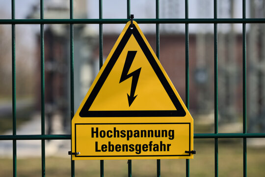 Hochspannung Lebensgefahr - Warnschild Elektrotechnik am Zaun eines Umspannwerks